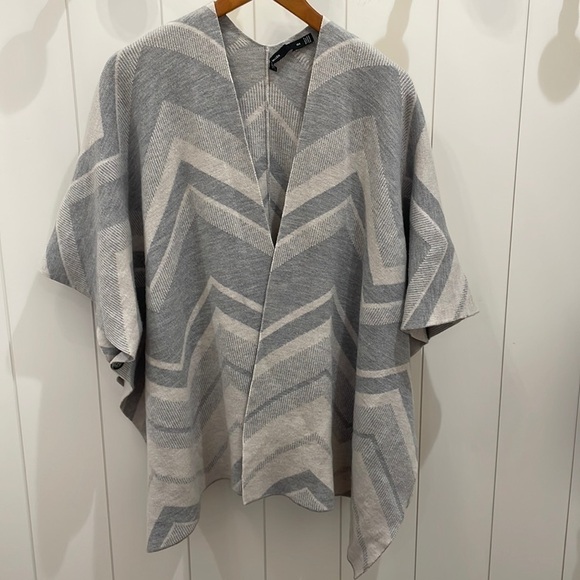 Karen Millen 97% Wool Blend Geay Chevron Design Sweater/Wrap/Cape-GORGEOUS! XS-S - Picture 1 of 9